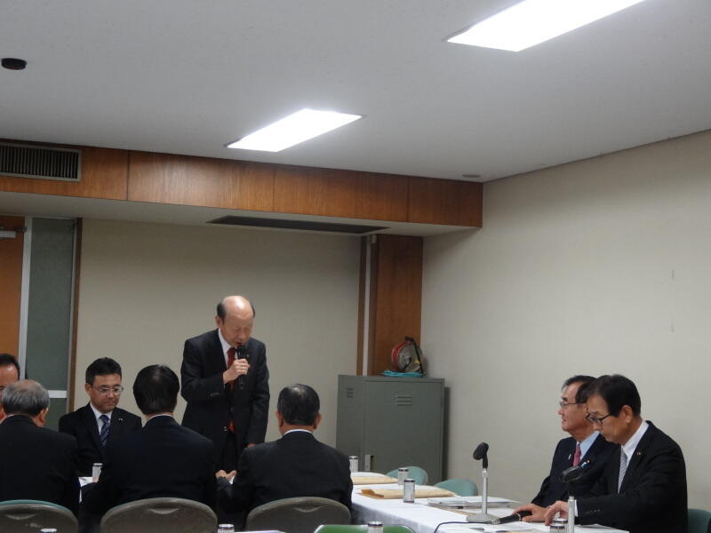 意見を述べる石井地方税財政常任委員長(富山県知事)