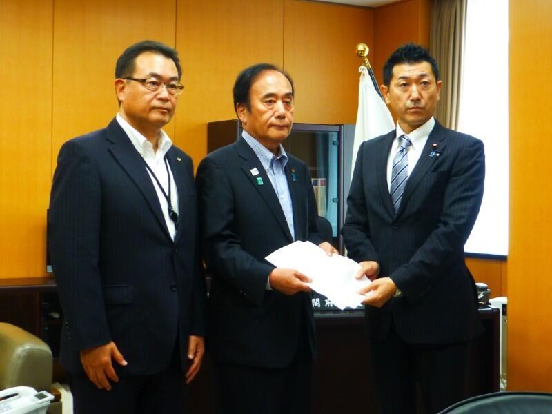 あかま内閣府副大臣に要請活動を行う上田 全国知事会会長(埼玉県知事)と竹内 大阪府副知事