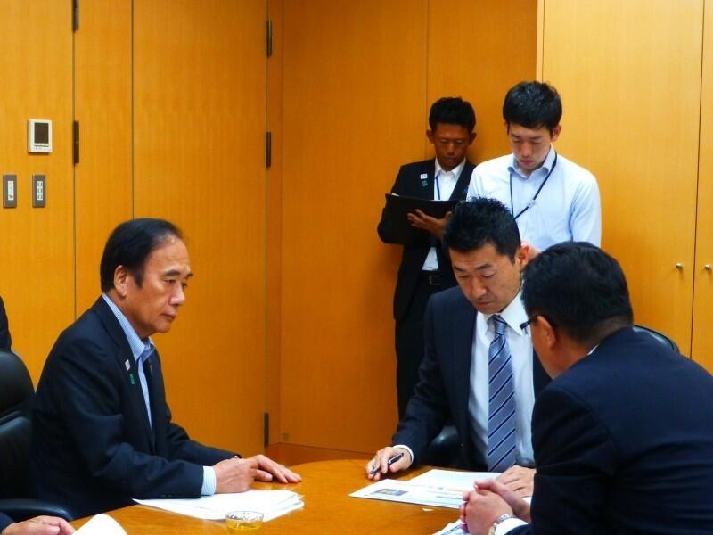 意見交換するあかま内閣府副大臣と上田 全国知事会会長(埼玉県知事)と竹内 大阪府副知事