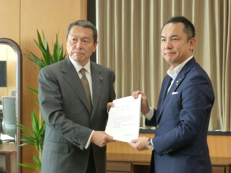 小此木 大臣(左)に要望書を手交する鈴木 危機管理・防災特別委員会委員長(三重県知事:右)