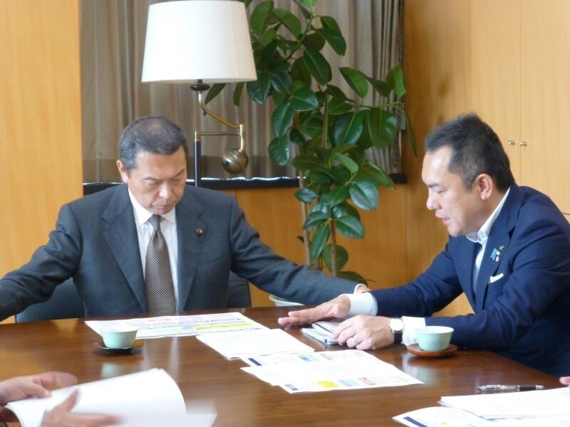 小此木 大臣に要望書の説明を行う鈴木 委員長(三重県知事)