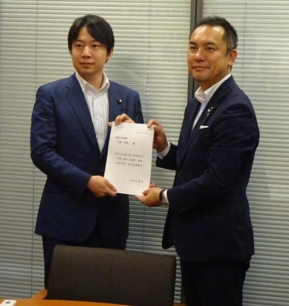 小倉 総務大臣政務官に要望書を手交する鈴木 委員長(三重県知事)