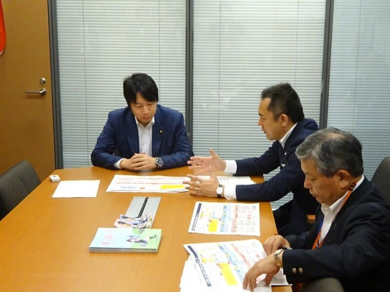 小倉 総務大臣政務官に要望書の説明を行う鈴木 委員長(三重県知事)