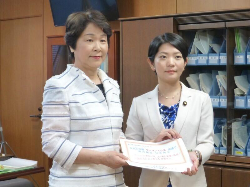 大沼 厚生労働大臣政務官に要請を行う吉村 男女共同参画プロジェクトチームリーダー(山形県知事)