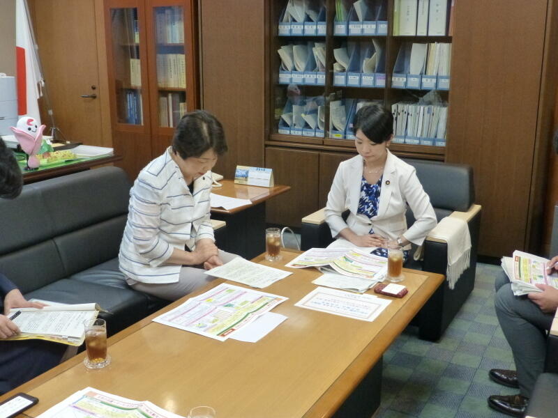 大沼 厚生労働大臣政務官に要望書の説明を行う吉村 男女共同参画プロジェクトチームリーダー（山形県知事）
