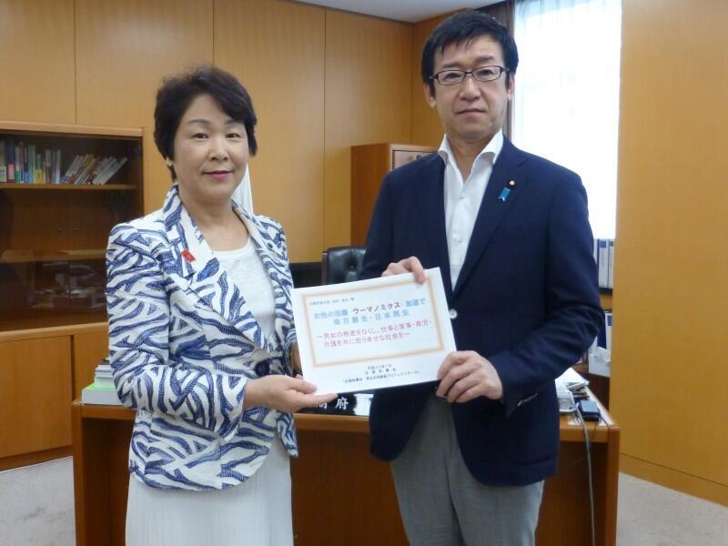田中内閣府副大臣に要請を行う吉村男女共同参画プロジェクトチームリーダー（山形県知事）