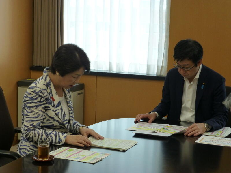 田中内閣府副大臣に要望書の説明を行う吉村男女共同参画プロジェクトチームリーダー（山形県知事）