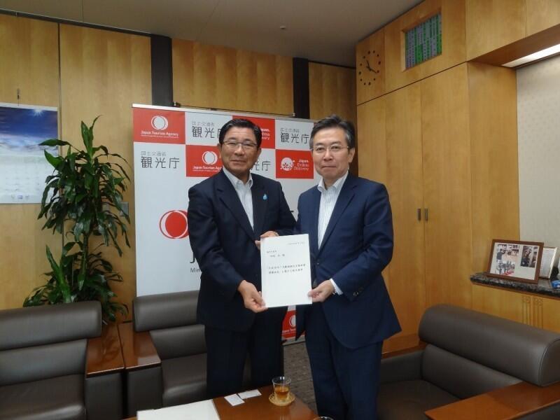 田端観光庁長官に要望書を手交する古田岐阜県知事