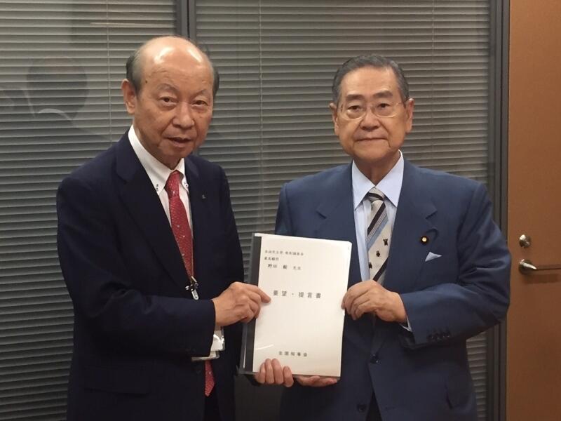 画像:野田毅自由民主党税制調査会最高顧問に要請活動を行う石井地方税財政常任委員長(富山県知事)