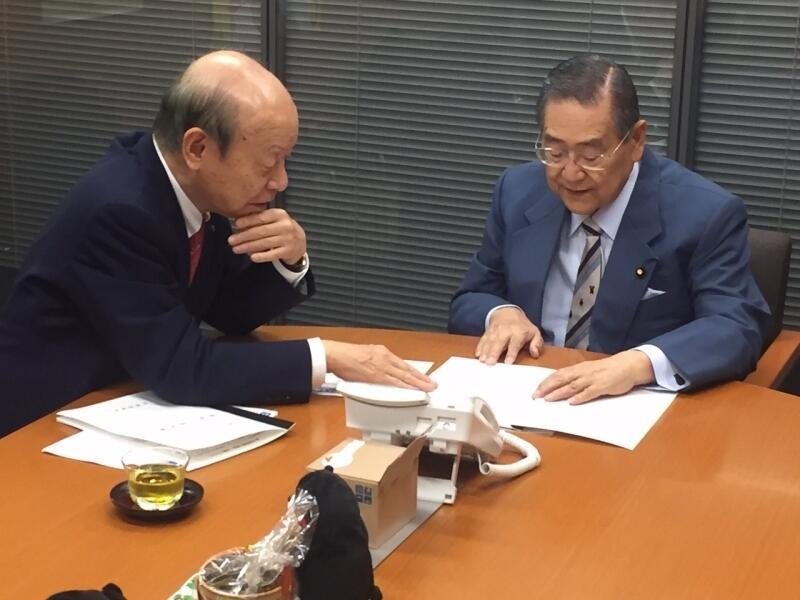 画像:提言について説明する石井地方税財政常任委員長(富山県知事)