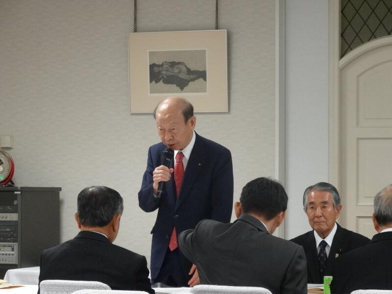 意見を述べる石井 地方税財政常任委員長(富山県知事)