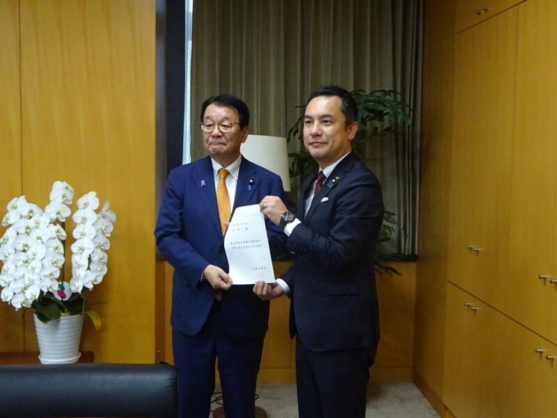 山本大臣(左)に提言書を手交する鈴木委員長(三重県知事：右)