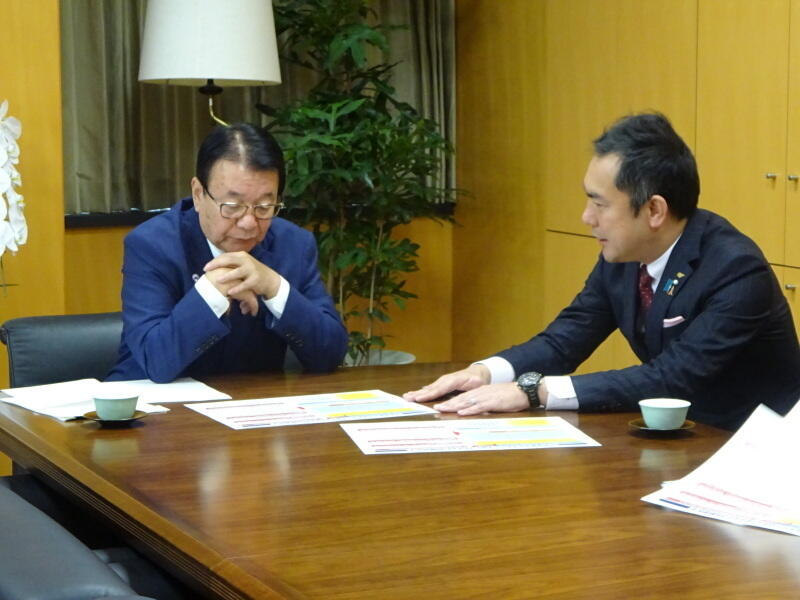 山本大臣に提言内容を説明する鈴木委員長(三重県知事)