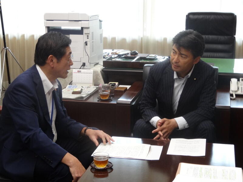 提言について説明する中村地方発の行政改革プロジェクトチームリーダー（愛媛県知事）