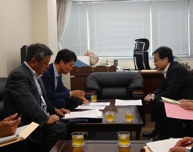 画像：提言について高橋 資源エネルギー庁長官に説明する三反園原子力発電対策特別委員会委員長(鹿児島県知事)