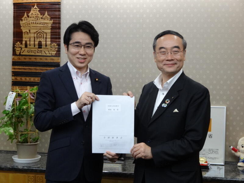 國重 総務大臣政務官(写真左)に要望書を手交する飯泉リーダー
