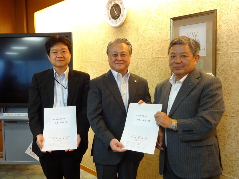 鈴木厚生労働事務次官（写真中央）、大島老健局長（写真左）に要望書を手交する古尾谷 事務総長（写真右）