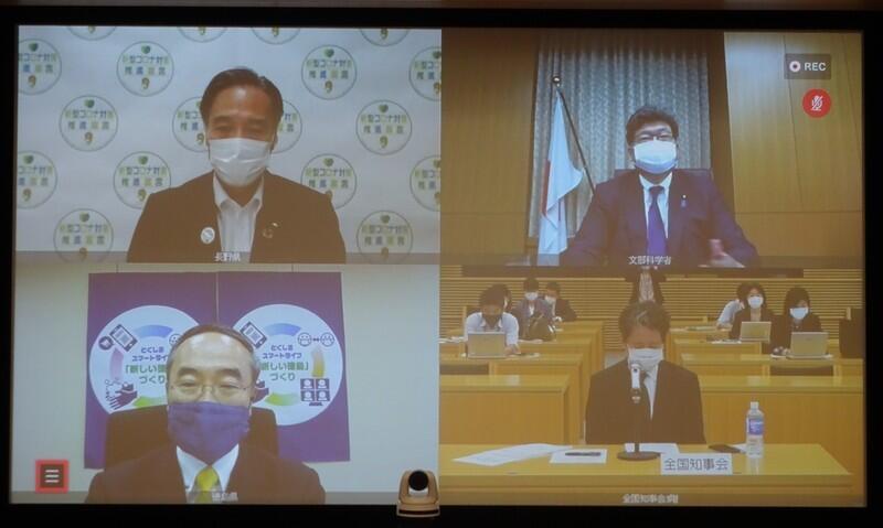 萩生田文部科学大臣（右上）に要請する飯泉会長（左下）・阿部委員長（左上）