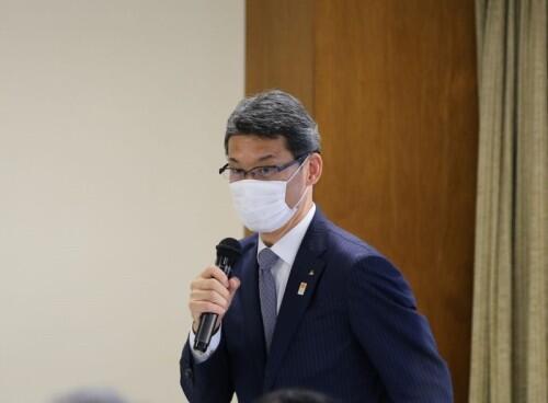 画像：意見を述べる河野地方税財政常任委員長（宮崎県知事）