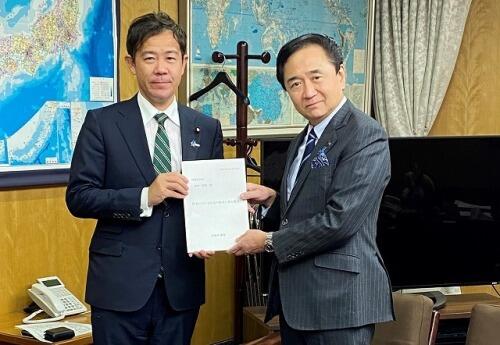 画像：田畑総務副大臣（左）に要望書を手交する黒岩委員長（右）