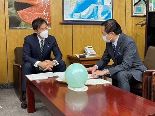画像：田畑総務副大臣（左）に要望書の内容を説明する黒岩委員長（右）