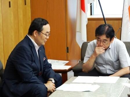 画像：岡崎総務事務次官に要請活動を行う飯泉徳島県知事