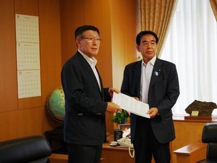 画像：下村文部科学大臣に申し入れ書を手交する佐竹文教環境常任委員会委員長（秋田県知事）