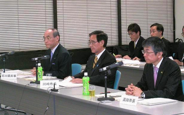 画像：写真左から谷本石川県知事、阿部川崎市長、岡﨑高知市長