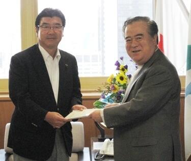 画像：小沢環境大臣に要請活動を行う橋本エネルギー・環境問題特別委員会委員長（茨城県知事）