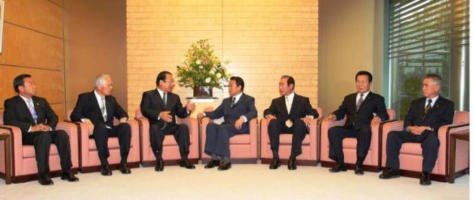 画像：麻生内閣総理大臣と地方六団体との懇談の様子（写真中央左が麻生本会会長）