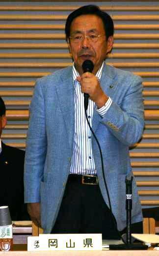 画像：冒頭挨拶を述べる、石井委員長（岡山県知事）