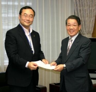 画像：長谷川総務大臣政務官に要請活動を行う飯泉情報化推進対策特別委員会委員長（徳島県知事）