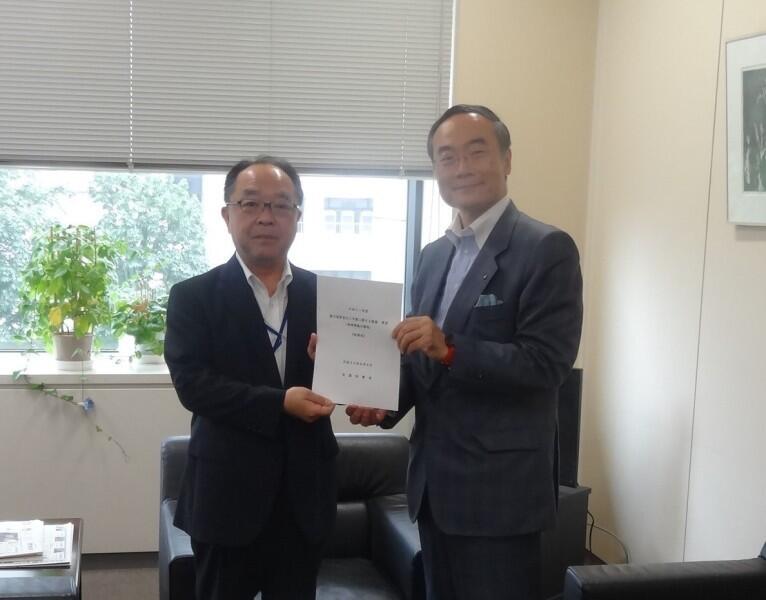 北崎 総務省自治行政局長（写真左）に要望書を手交する 飯泉リーダー