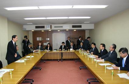 画像：挨拶をする西川 憲法問題特別委員会委員長（福井県知事）
