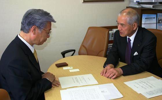 画像：直嶋民主党政策調査会長（左）に要請する村井過疎対策特別委員会委員長（右）