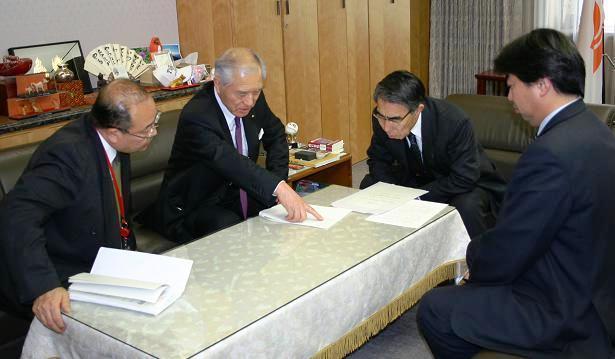 画像：瀧野総務事務次官（中央右）に要請する村井過疎対策特別委員会委員長（中央左）