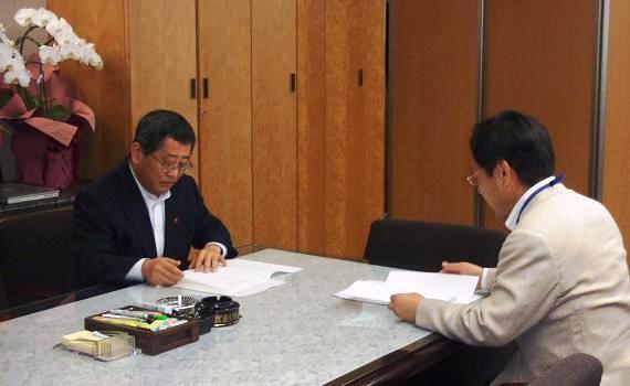 画像：鈴木総務事務次官に対して要請活動を行う石井総務常任委員会委員長