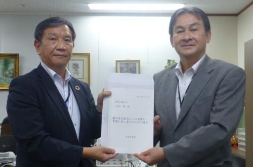 画像：石田復興庁事務次官（左）に要望書を手交する中島全国知事会事務総長（右）