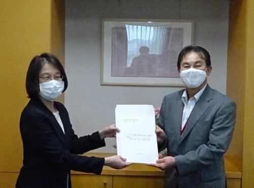 画像：岡田内閣府男女共同参画局長（左）に要望書を手交する中島全国知事会事務総長（右）
