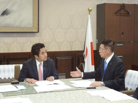 画像：坂井財務副大臣への要望活動の様子
