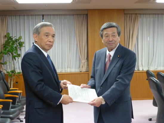 画像：林経済産業大臣に提言を手交する大澤エネルギー政策特別委員会委員長（群馬県知事）