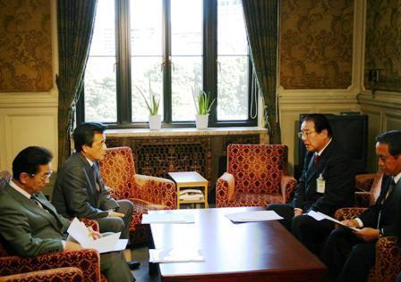 画像：岡田幹事長、仙谷社会保障と税の抜本改革調査会会長との意見交換の様子