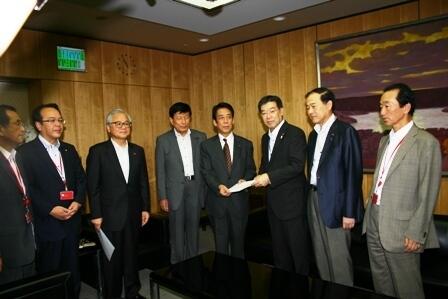 画像：川端総務大臣、黄川田副大臣及び松崎副大臣と地方六団体代表との面談の様子
