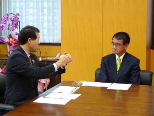 画像：防災・減災対策の速やかな推進について意見交換する河野大臣と泉田委員長