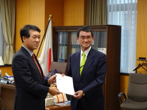 画像：河野大臣に要請活動を行う泉田委員長（新潟県知事）