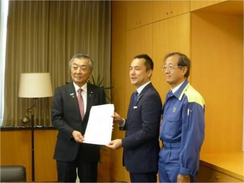 画像:松本大臣に要請活動を行う鈴木委員長(三重県知事)と林鳥取県副知事