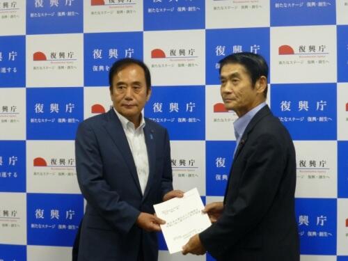 画像：今村復興大臣に要請を行う上田東日本大震災復興協力本部本部長（埼玉県知事）