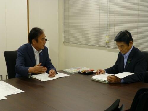 画像：提言について今村復興大臣に説明する上田東日本大震災復興協力本部本部長（埼玉県知事）