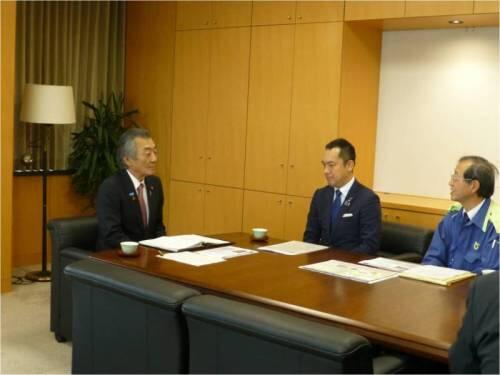 画像:意見交換する松本大臣と鈴木委員長(三重県知事)と林鳥取県副知事
