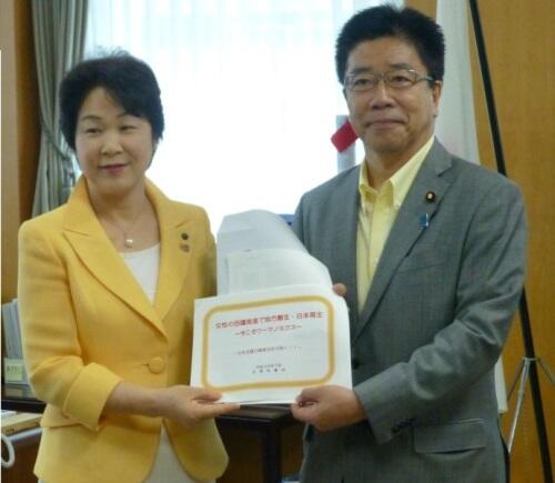 画像：加藤内閣府特命担当大臣（男女共同参画）に要請を行う吉村男女共同参画プロジェクトチームリーダー（山形県知事）